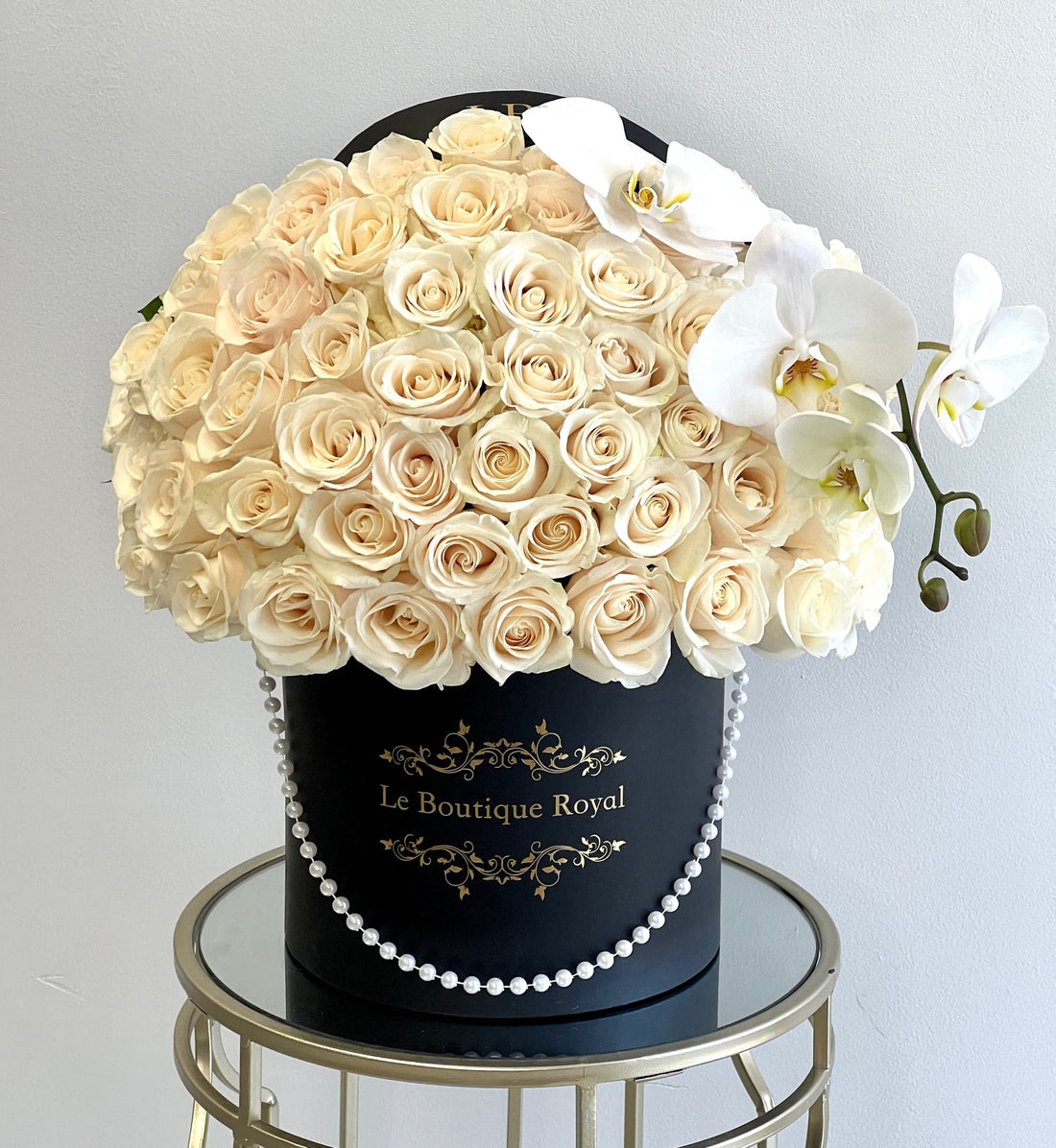 50 Orquídeas y Rosas Blancas – Arreglo floral de lujo | Le Boutique Royal