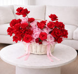 Cesta de flores con rosas rojas y rosadas