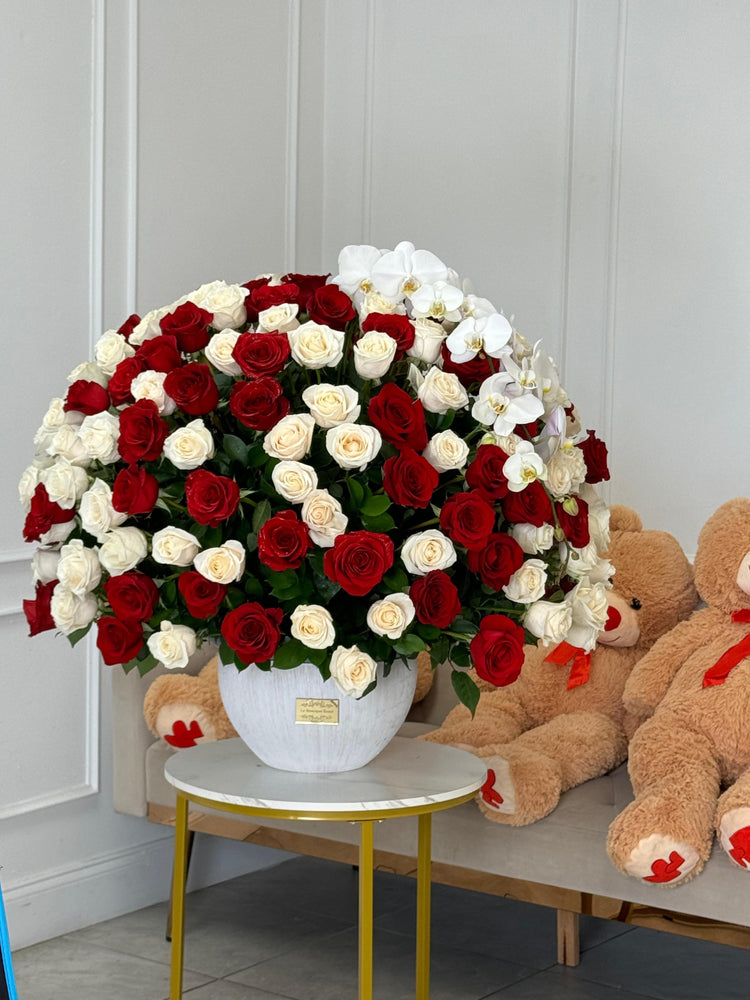Arreglo floral de tallo largo rojo y blanco de primera calidad | Le Boutique Royal