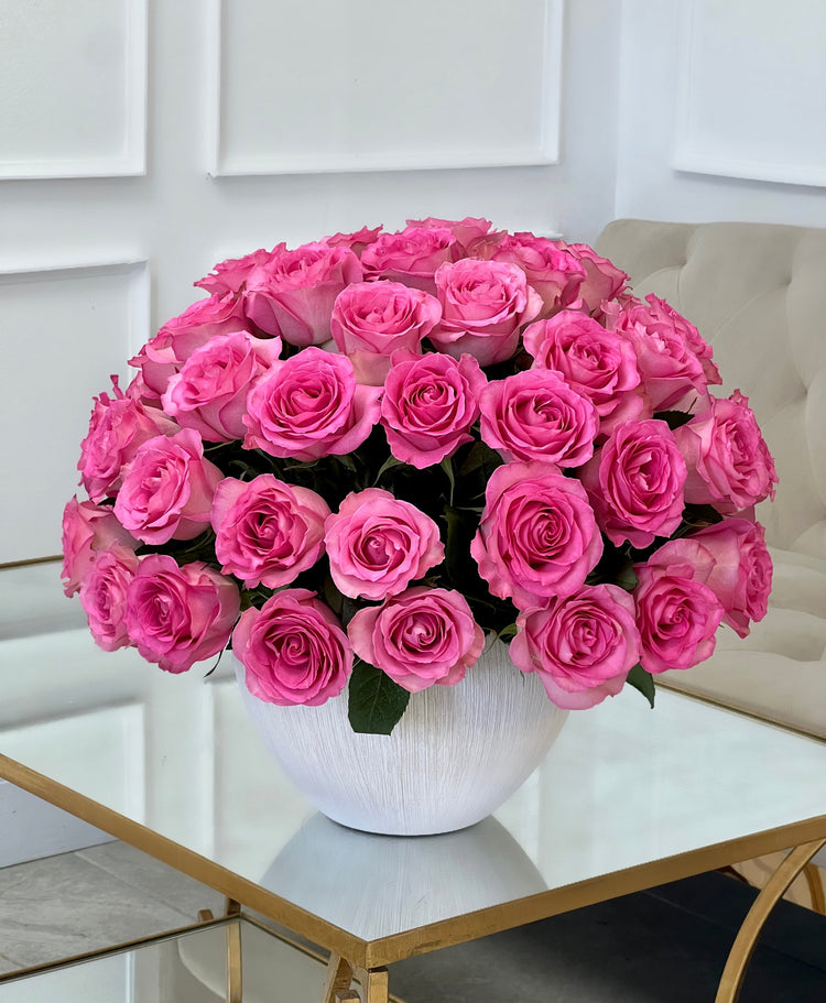 50 rosas rosadas en un jarrón