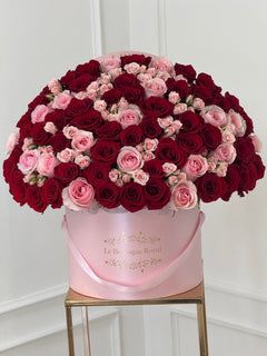 
                    
                      Rosas rosadas y rojas y mini rosas en caja exclusiva – Arreglo floral de lujo | Le Boutique Royal
                    
                  