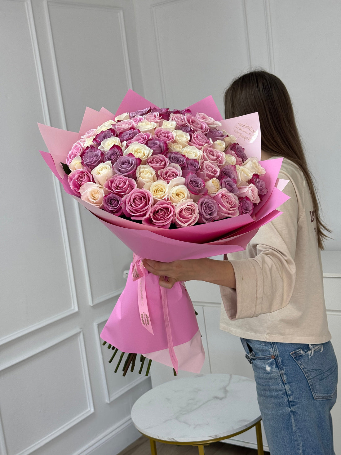 Rosas rosadas, moradas y blancas de tallo largo