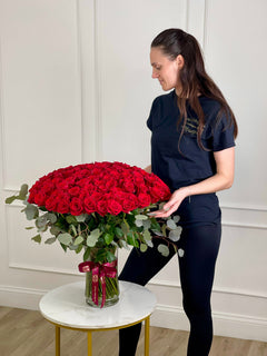 
                    
                      Luxury Red Roses in Elegant Vase – Premium Long Stem Flower Arrangement | Le Boutique Royal
                    
                  