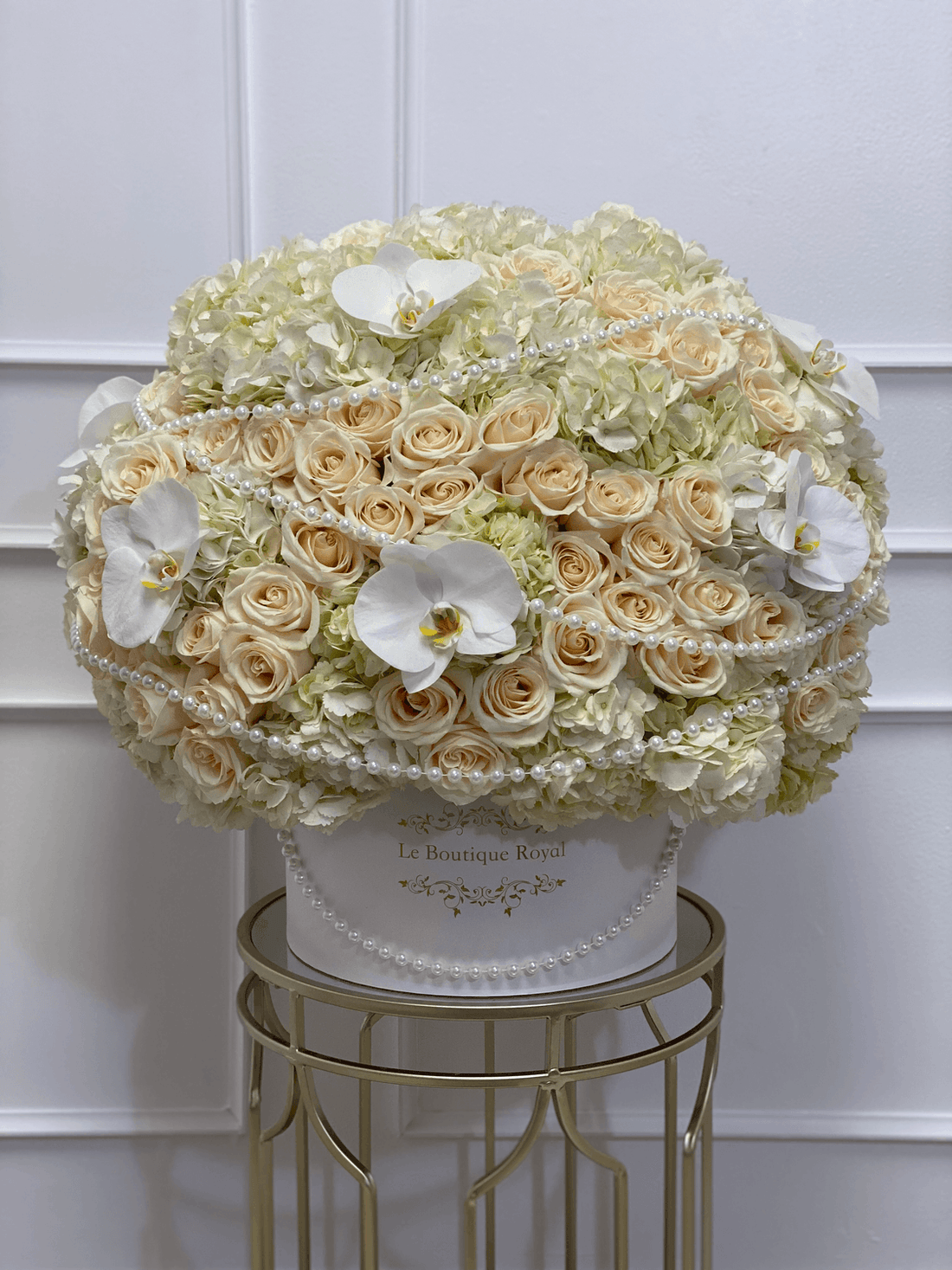 Elegante Mezcla de Blancos con Hortensias, Rosas y Orquídeas en Caja Exclusiva – Arreglo Floral de Lujo Miami | Le Boutique Royal