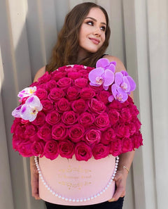 
                    
                      Le Boutique Royal rosas y una modelo.
                    
                  