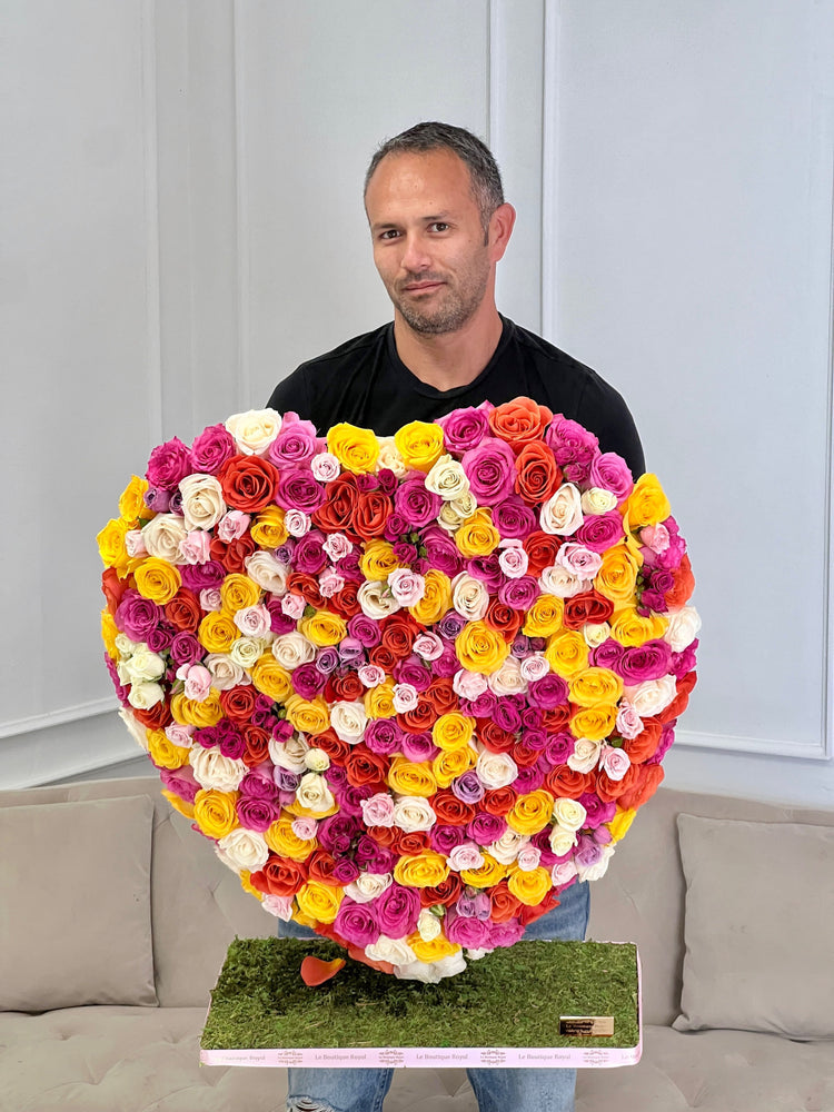 Una persona con el corazon rosas