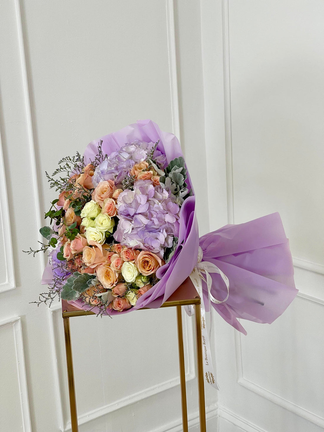 Ramo de lujo atado a mano de rosas frescas y flores de temporada | Le Boutique Royal