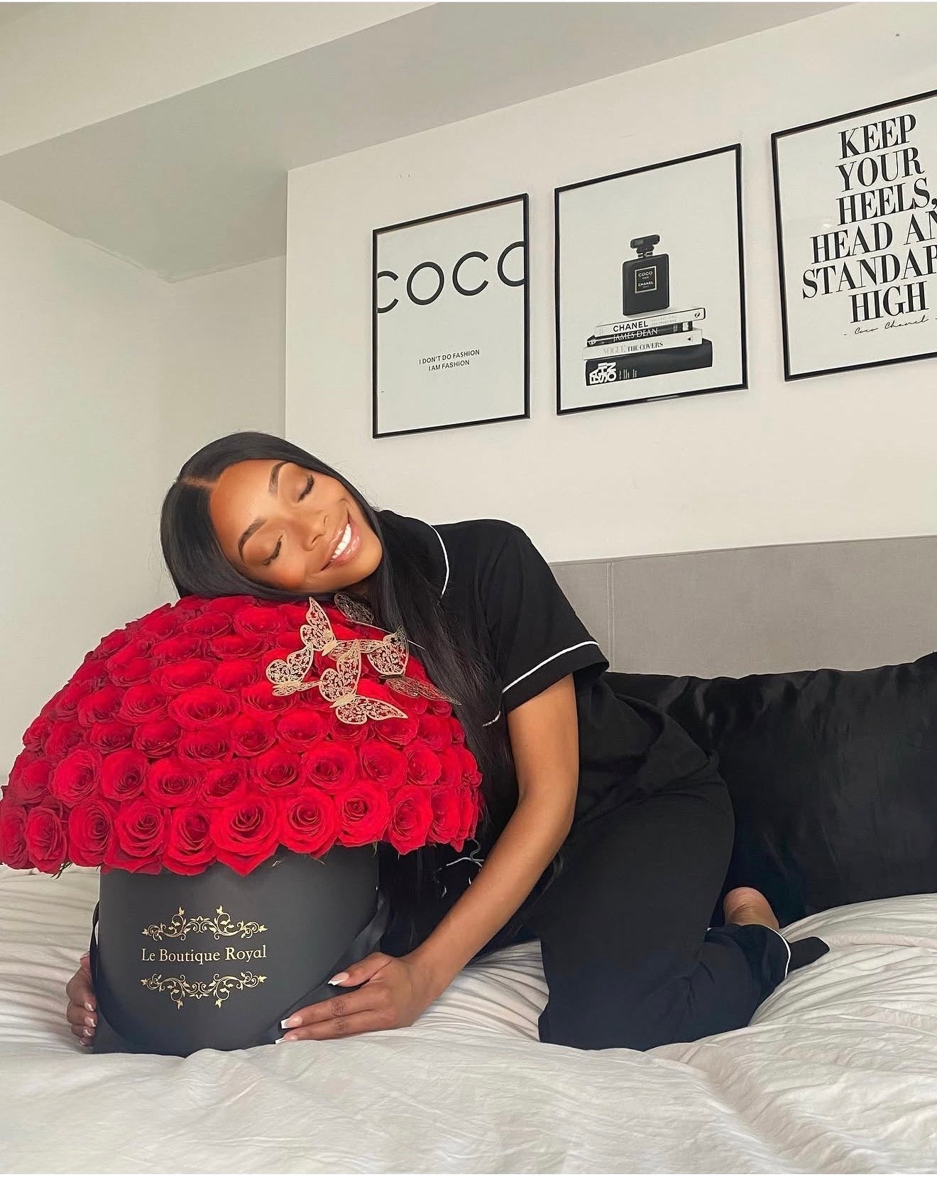 Galería de clientes Le Boutique Royal con rosas rojas en una sombrerera