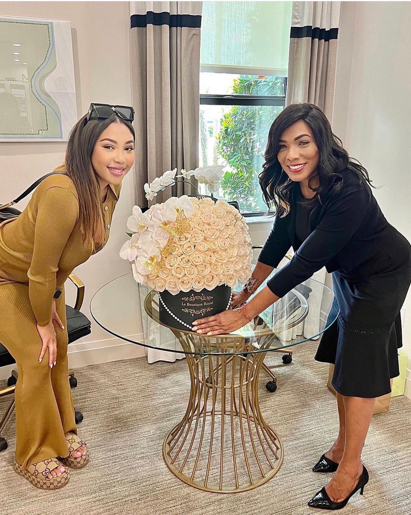 Galería de clientes Le Boutique Royal con un arreglo de rosas blancas