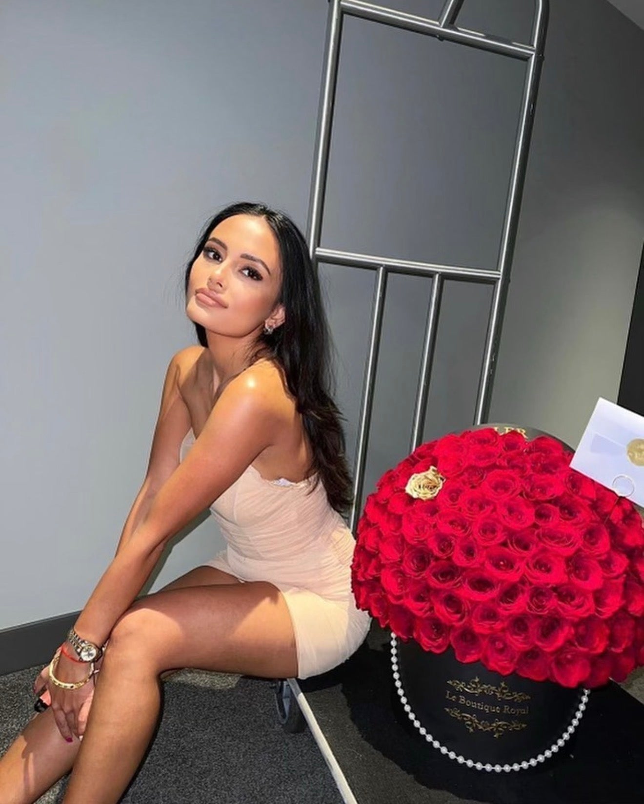 Galería de clientes Le Boutique Royal con rosas rojas en una sombrerera