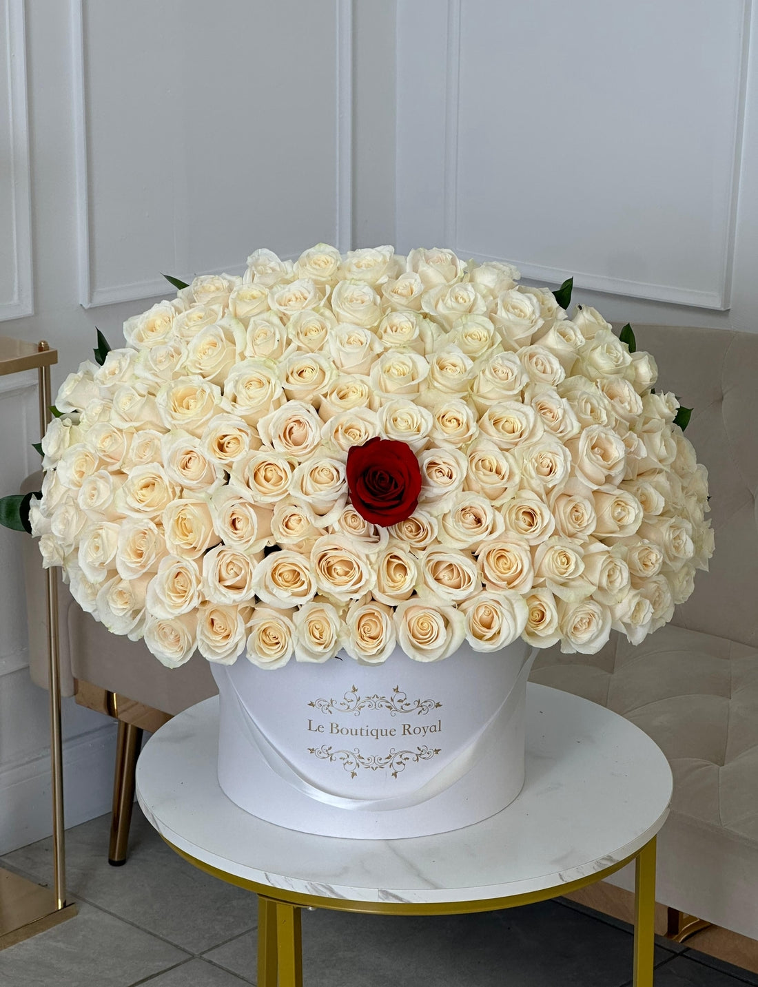 100 rosas blancas y 1 rosa roja