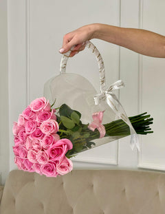 
                    
                      Dos docenas de rosas rosadas en Bloom Bag – Entrega de flores de lujo en Miami | Le Boutique Royal
                    
                  