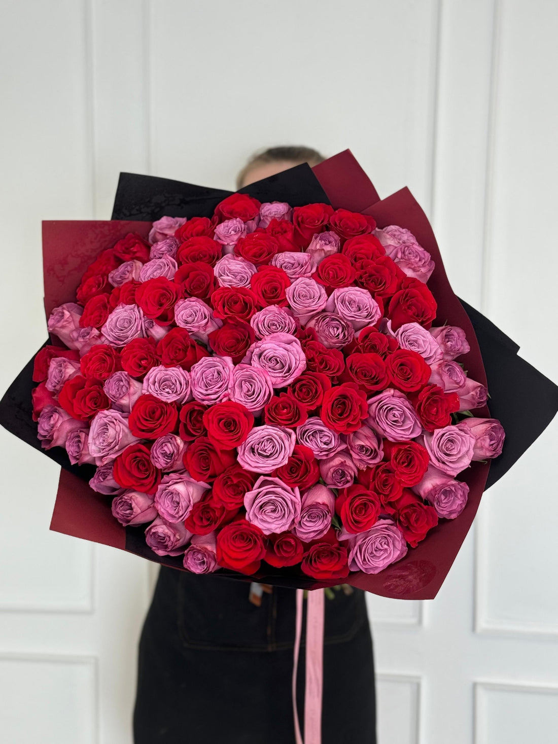 Rosas rojas y moradas