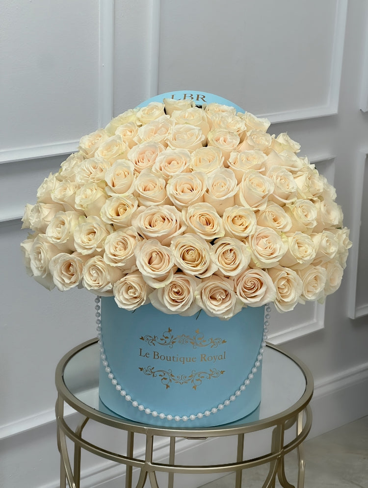 Caja azul con rosas blancas