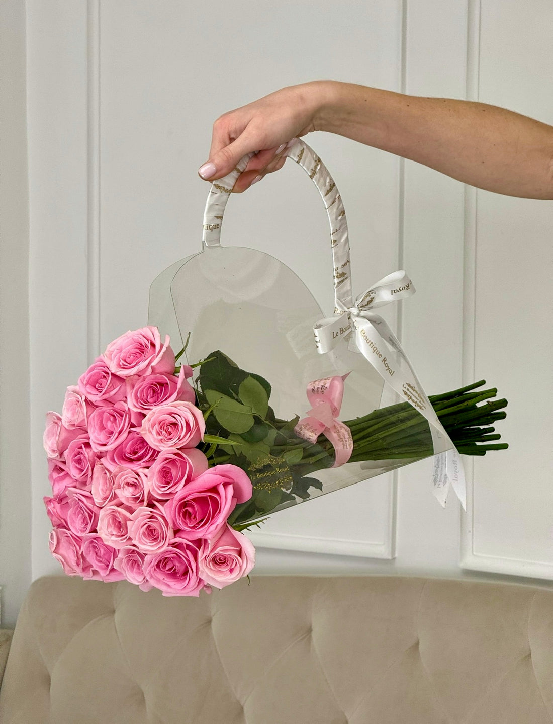 Dos docenas de rosas rosadas en Bloom Bag – Entrega de flores de lujo en Miami | Le Boutique Royal