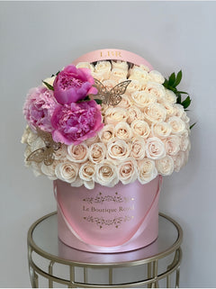 
                    
                      Lujo de rosas blancas y peonías.
                    
                  