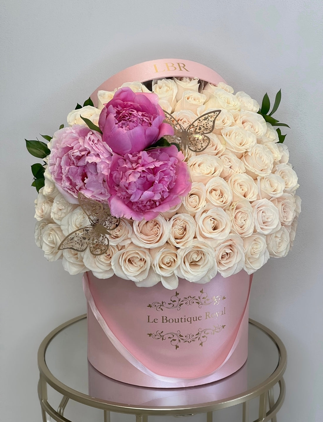 Lujo de rosas blancas y peonías.