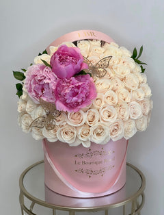 
                    
                      Lujo de rosas blancas y peonías.
                    
                  