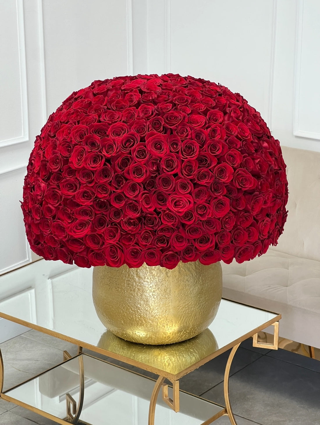 500 red roses in a gold vase