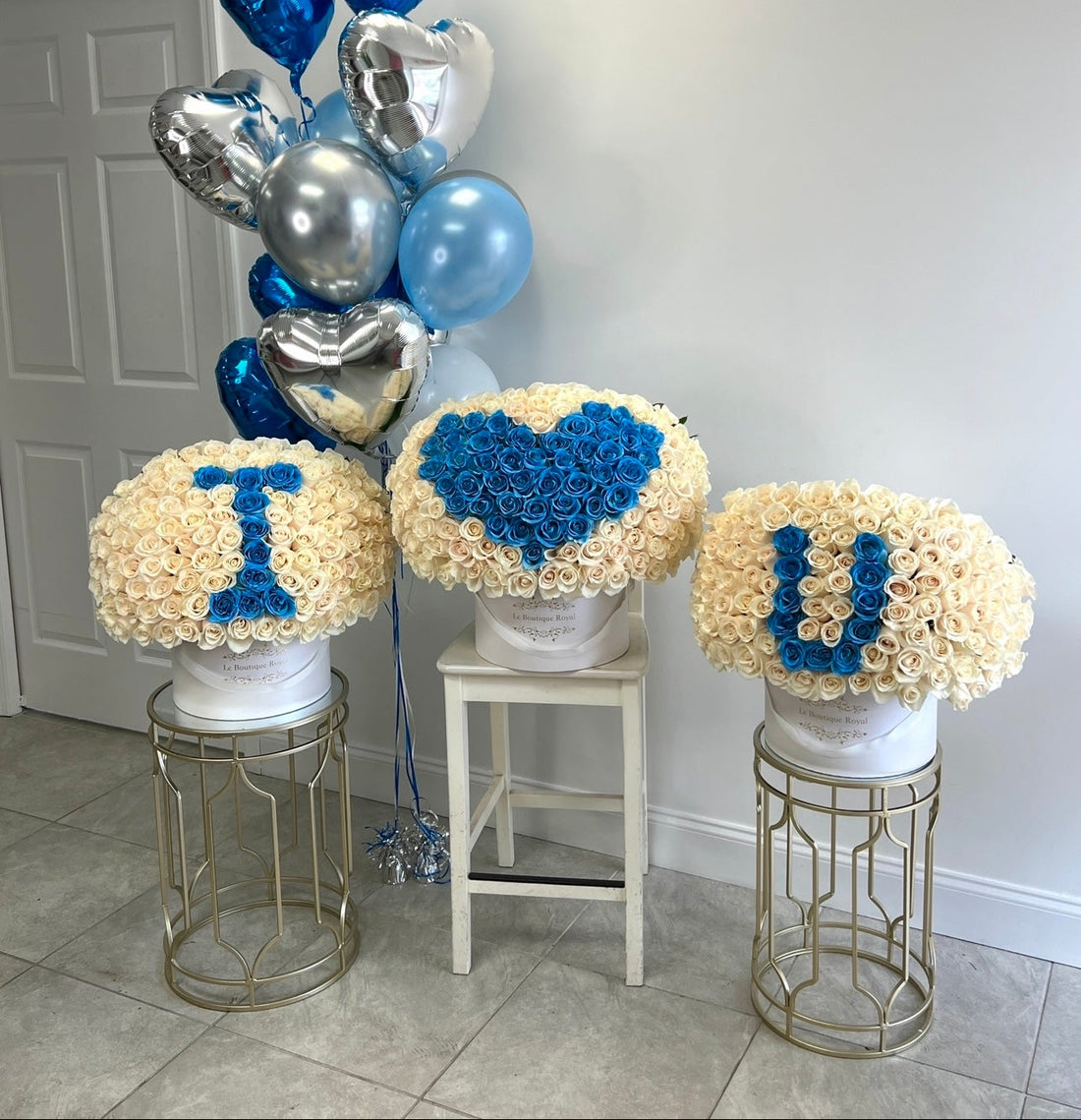 blue and white roses with i love you sign