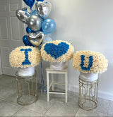 blue and white roses with i love you sign
