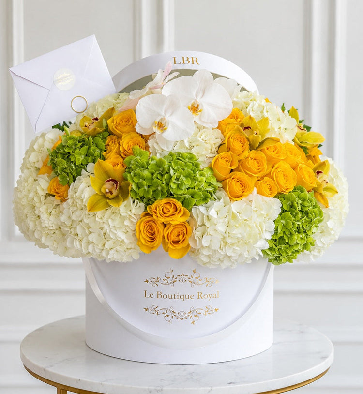 Arreglo floral de lujo en amarillo, blanco y verde con rosas, hortensias y orquídeas en Miami